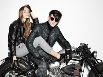 Die Rock-Mode steht für Rebellion und Sex-Appeal. Dunkles Leder ist dafür das Nonplusultra, wie auch bei Sisley (Frau: Jacke 109 Euro, Hose ca. 55 Euro, Schuhe ca. 87 Euro; Mann: Jacke 354 Euro, Sweater ca. 35 Euro, Hose ca. 77 Euro). Foto: Sisley