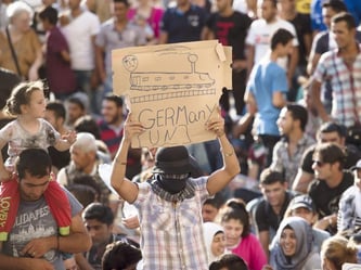 "Germany" lautet unter den Flüchtlingen in Budapest das Zauberwort. Seit der Budapester Ostbahnhof wieder geschlossen ist, gibt es massive Proteste. Foto: Szilard Koszticsak