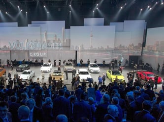 Fahrzeuge der verschiedenen Marken des VW-Konzerns stehen beim Konzernabend von Volkswagen vor der Auto Shanghai auf der Bühne. Foto: Friso Gentsch/Volkswagen/dpa