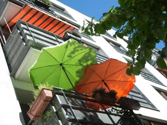 Der Licht- oder UV-Schutzfaktor von Sonnenschirmen sollte am besten zwischen 60 und 80 liegen. Foto: Andrea Warnecke