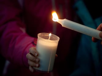 Gegen Terror, Gewalt, und Krieg - Mit Kerzen wollen Menschen von München bis Berlin im Rahmen einer Friedensaktion eine gigantische Lichterkerze bilden. Foto: Klaus-Dietmar Gabbert/Symbolbild/Archiv