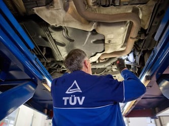 Ein Kfz-Sachverständiger des TÜV überprüft ein Fahrzeug. Foto: Jörg Carstensen/Archiv