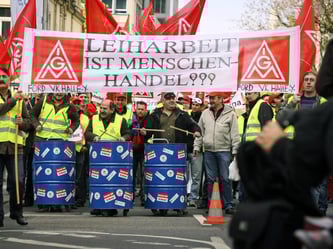 Protest gegen Zeitarbeit: Befristet Beschzäftigte werden laut einem Bericht des «Spiegel» häufiger arbeitslos als andere Beschäftigte. Foto: Frank Rumpenhorst/Archiv