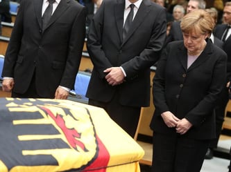 Bundeskanzlerin Angela Merkel (CDU) verneigt sich vor dem Sarg. Foto: Ina Fassbender