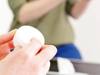 Um mit einem schönen Teint in den Tag zu starten, sollte man die Tagescreme zwei bis drei Minuten einwirken lassen. Die pflegende Creme erleichtert das auftragen von Make-Up. Foto: Monique Wüstenhagen