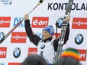 Erik Lesser feiert seinen Sieg bei der Biathlon-WM. Foto: Mauri Ratilainen