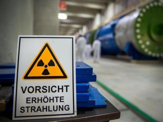Ein Schild mit dem Hinweis auf erhöhte Strahlung ist zu sehen. Foto: Jens Büttner/Archiv