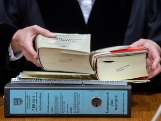 Der Prozess um Steuerbetrug beim Handel mit Luftverschmutzungsrechten gegen frühere Mitarbeiter der Deutschen Bank steht vor dem Abschluss. Foto: Boris Roessler/Archiv