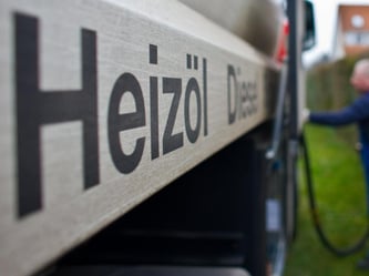 Erstmals seit fast fünf Jahren kosten 100 Liter Heizöl weniger als 60 Euro. Hausbesitzer sollten jetzt zugreifen. Foto: Patrick Pleul