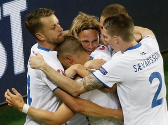 Die Isländer feiern den Treffer von Birkir Bjarnason (M) zum 1:1-Ausgleich gegen Portugal. Foto: Sergey Dolzhenko