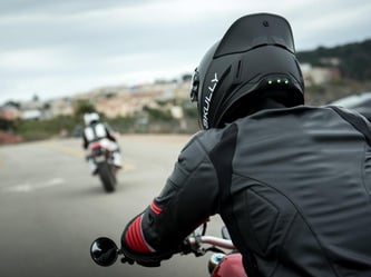 Der Helm AR1 der US-Firma Skully überwacht den rückwärtigen Verkehr mit Hilfe einer Kamera. Foto: Skully