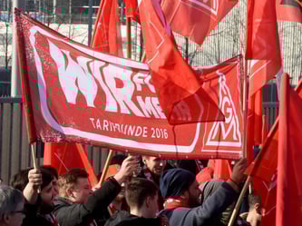 Demonstrierende IG-Metaller zu Beginn der Tarifverhandlungen für die rund 85 000 Beschäftigten in der Metall- und Elektroindustrie in Niedersachsen. Foto: Holger Hollemann