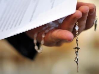 Priester mit Rosenkranz. Emotionale und sexuelle Unreife, Persönlichkeitsstörungen und Pädophilie: Forscher haben Teilergebnisse zu Ursachen und Ausmaß der Missbrauchsfälle in der katholischen Kirche veröffentlicht. Foto: Jochen Lübke/Archiv