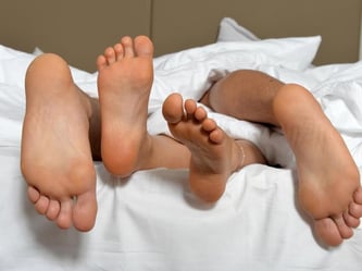 Mit Freunden regelmäßig ins Bett steigen: Mingles finden die Idee super und halten nichts von festen Beziehungen. Foto: Jens Kalaene