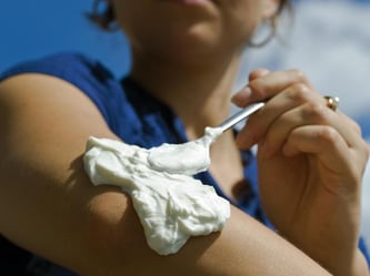 Bei einem Sonnebrand kühlt Quark die Haut. Foto: Jens Schierenbeck