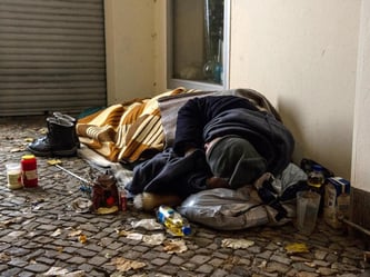 Obdachloser in einem berliner Hauseingang. Insgesamt haben 335 000 Menschen in Deutschland keine Wohnung. Foto: Paul Zinken
