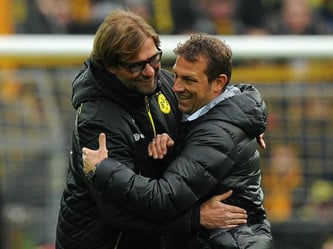 In der Europa-League kommt es zum Wiedersehen zwischen Liverpool-Coach Jürgen Klopp (l) und Augsburgs Trainer Markus Weinzierl. Foto: Marius Becker