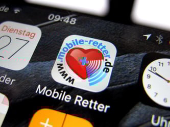 IDie App "Mobile Helfer" ist auf einem Smartphone zu sehen. Foto: Stephan Jansen