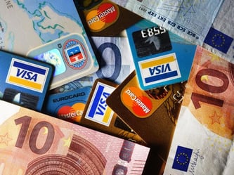 Wird es am Ende vielleicht sogar teurer für die Verbraucher? Branchenexperten jedenfalls warnen schon vor höheren Jahresgebühren für Kreditkarten. Foto: Jens Kalaene