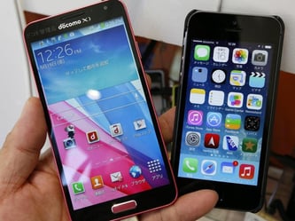 Smartphones von Apple und Samsung friedlich vereint - doch der Patentstreit geht möglicherweise in eine neue Rund. Foto: Kimimasa Mayama/Archiv