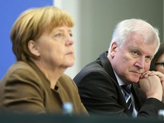 Liegen in der Flüchtlingspolitik über Kreuz: Kanzlerin Merkel und CSU-Chef Seehofer. Foto: Rainer Jensen/Archiv