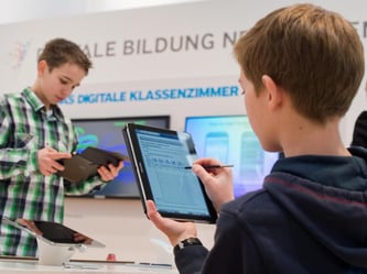 Tablets und Smartphones gehören zum Alltag der Schüler. Bei der Didacta zeigen Hersteller, wie hilfreich die Geräte in der Schule sein können. Foto: Julian Stratenschulte