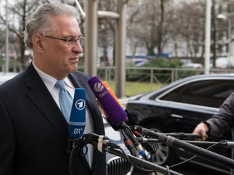 Der bayerische Innenminister Joachim Herrmann vor einer Kabinettssitzung in München. Die bayerische Polizei bereitet sich laut Herrmann auf umfassende Kontrollen der Landesgrenze zu Österreich vor. Foto: SvenHoppe