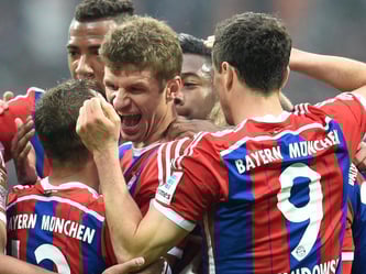 Bayerns Torschütze Thomas Müller (M) jubelt mit Teamkollegen über den Treffer zum 1:0 in Bremen. Foto: Carmen Jaspersen