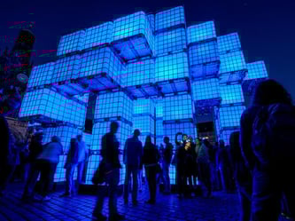 Die farbwechselnde Lichtinstallation bei der «Blauen Nacht» in Nürnberg. Foto: Nicolas Armer