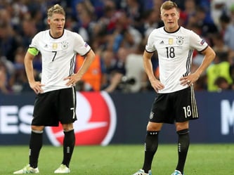 Bastian Schweinsteiger (l) und Toni Kroos lassen nach der Niederlage die Köpfe hängen. Foto: Tolga Bozoglu