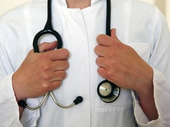 Angesichts wahrscheinlich steigender Krankenkassenbeiträge pocht die SPD auf eine Rückkehr zur Finanzierung durch Arbeitgeber und Arbeitnehmer gleichermaßen. Foto: Bernd Wüstneck/Illustration