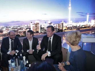 EU-Parlamentspräsident Martin Schulz (l-r), Facebook-Chef Mark Zuckerberg, Springer-CEO Mathias Döpfner und Verlegerin Friede Springer unterhalten in Berlin. Foto: Kay Nietfeld