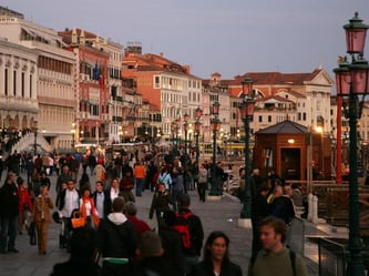 Die Promenade Riva degli Schiavoni am Markusplatz in Venedig in der Abenddämmerung. Foto: Jens Kalaene