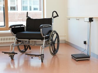 Ein speziell für Adipositas-Patienten angefertigter Rollstuhl im Universitätsklinikum Hamburg-Eppendorf. Die ZAhl der Fettleibigen steigt. Foto: Georg Wendt