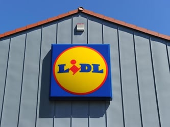 Im laufenden Geschäftsjahr 2014/15 steuert Lidl in Deutschland nach eigenen Angaben auf einen Rekordumsatz zu. Foto: Jens Kalaene