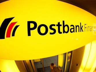 Das Logo der Postbank über dem Eingang einer Filiale in Düsseldorf. Foto: Martin Gerten