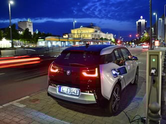 Ein elektrisch angetriebener BMW i3 parkt auf der Straße. Foto: Hendrik Schmidt