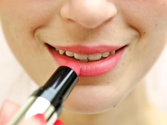 Der Porzellan-Teint ist angesagt. Praktisch, denn der Herbst steht vor der Tür und mit ihm die Blässe. Foto: Jan Woitas