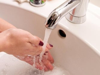 Wasser allein reinigt die Haut nicht gründlich genug. Zusätzlich sollte ein Reinigungsprodukt verwendet werden. Foto: Andrea Warnecke