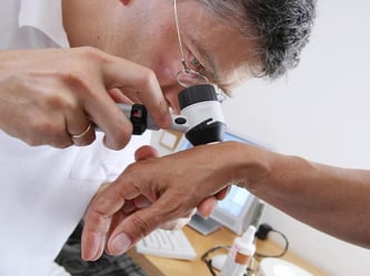 Auch an den Händen können Pigmentflecken entstehen, wenn sie der Sonne oft ausgesetzt sind. Foto: Karl-Josef Hildenbrand