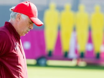 Trainer Carlo Ancelotti plant gegen Rostow mit dem FC Bayern «keine große Rotation.» Foto: Peter Kneffel