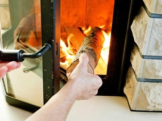 Viele alte Holzöfen stoßen zu viele Schadstoffe aus. Daher sieht ein Gesetz schrittweise ihren Austausch oder die Nachrüstung eines Filters vor. Foto: Monique Wüstenhagen