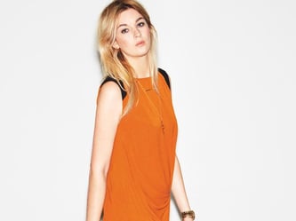 Beim Sixties-Look spielen Farben eine wesentliche Rolle - knallige Töne wie Orange liegen im Trend (Kleid ca. 40 Euro). Foto: Y.A.S.