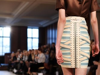 Für diesen Lederrock, ließ sich Marina Hoermanseder eine ungewöhnliche Fertigungstechnik einfallen. Die Designerin stellte ihre Herbst/Winter-Kollektion im Kronprinzenpalais vor. Foto: Jens Kalaene