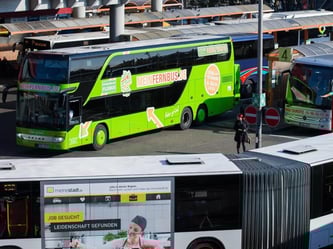 Ein Bus von "MeinFernbus FlixBus" am Busbahnhof in Köln. Foto: Rolf Vennenbernd/Archiv