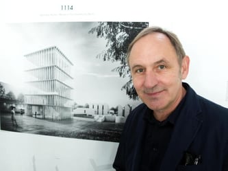 Der Berliner Architekt Volker Staab vor seinem Sieger-Entwurf im Wettbewerb "Bauhaus-Archiv. Foto: Jörg Carstensen