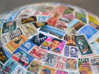 Digital Natives: Junge Menschen sammeln eher Apps auf ihrem Smartphone als Briefmarken in einem Album. Foto: Hendrik Schmidt