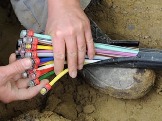 Glasfaserleitungen: Der Plan der Telekom, für rund sechs Millionen Haushalte schnelleres Internet auf Basis der herkömmlichen Kupferleitungen anzubieten, hatte in den vergangenen Monaten heftige Diskussionen ausgelöst. Foto: Peter Kneffel