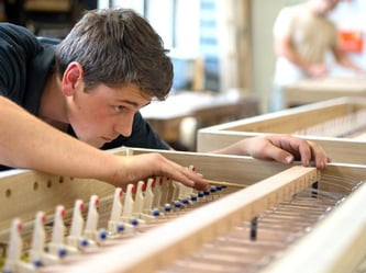 Nach ihrem Abitur beginnen die meisten Schüler ein Studium, weit weniger entscheiden sich für eine Lehre. Foto: Matthias Balk