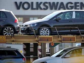 Fabrikneue VW Golf stehen auf Transportzügen vor dem Werk Mosel in Zwickau. Foto: Jan Woitas/Archiv